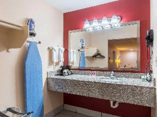 Quality Inn & Suites Bridge City Orange Номер фото